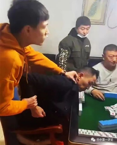 醉酒男子打麻将作弊，醉眼迷离，揭秘醉酒男子在麻将桌下的不光彩行为