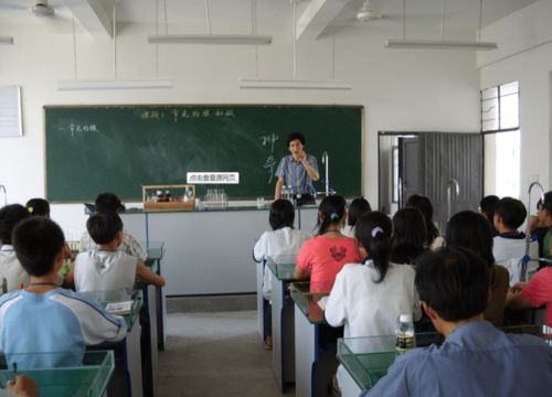 教师办公室配电脑的必要性与实践