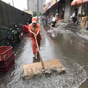 雨中电脑世界，一场意外的科技与情感交响曲