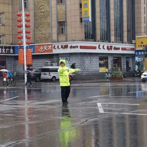 雨中电脑世界，一场意外的科技与情感交响曲