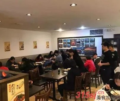 面馆加盟装修指南，打造吸引顾客的餐饮空间